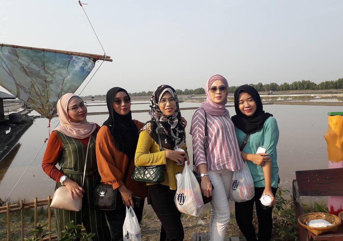 Half-Day Railway Market and Floating Market Tour in Thailand