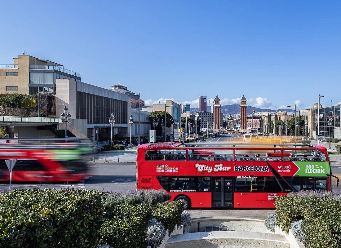 Barcelona City Tour Hop-On Hop-Off with Optional Catamaran trip