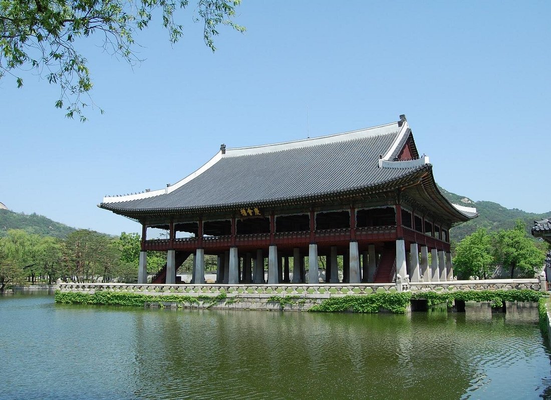 Seoul City Sightseeing Tour Including Gyeongbokgung Palace, N Seoul Tower, and Namsangol Hanok Village