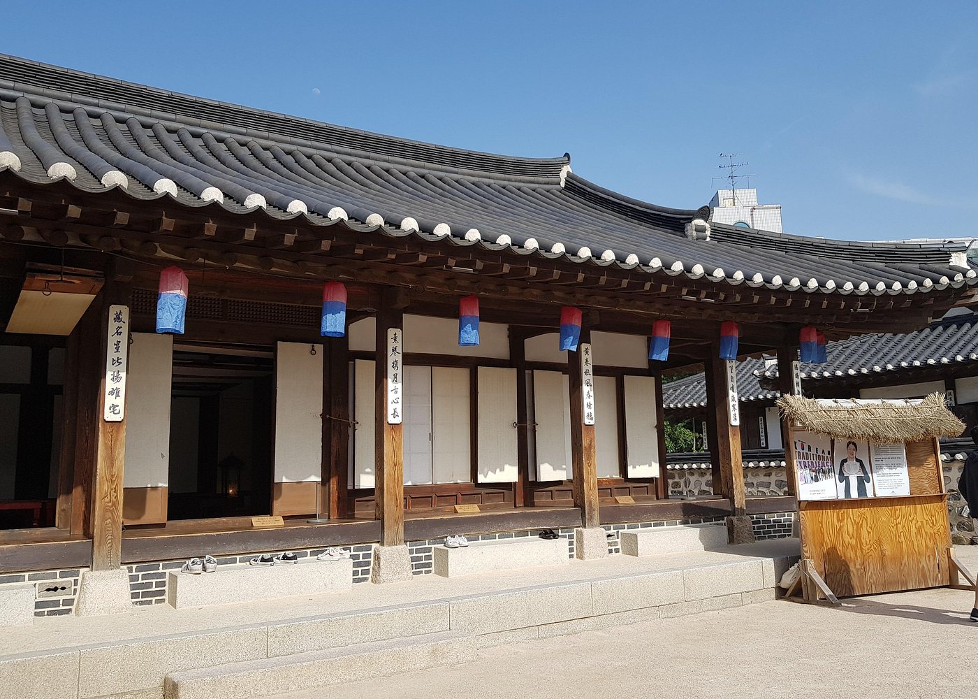 Seoul City Sightseeing Tour Including Gyeongbokgung Palace, N Seoul Tower, and Namsangol Hanok Village